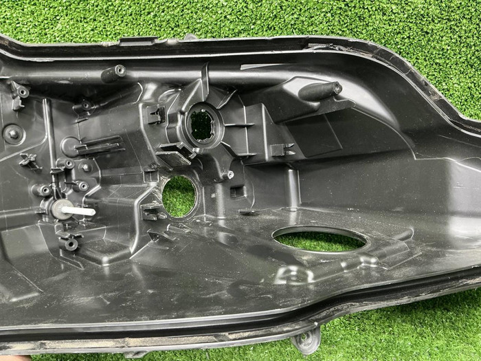 Стекло и корпус фары Toyota Camry xv70 (2017-2024)