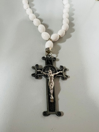 Игрушка-Подвеска на зеркало заднего вида - ЧЕТКИ ЭМАЛЬ Белые  - КРЕСТ МЕТАЛЛ