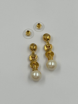 Серьги с «жемчугом» и кристаллами