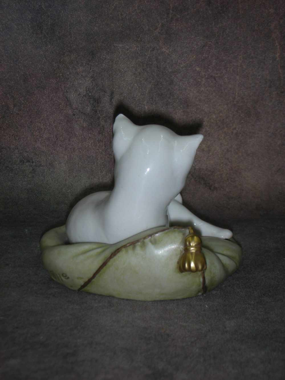 Статуэтка. Фарфор. Котёнок на зелёной подушке. Capodimonte. Италия