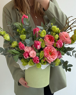 Весенняя композиция с лизиантусом, ветками и тюльпанами в шляпной коробке