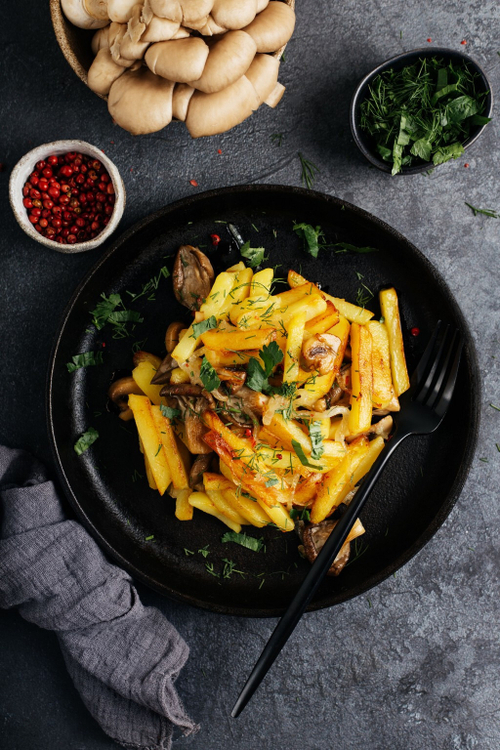 Жареный картофель с грибами, луком и зеленью