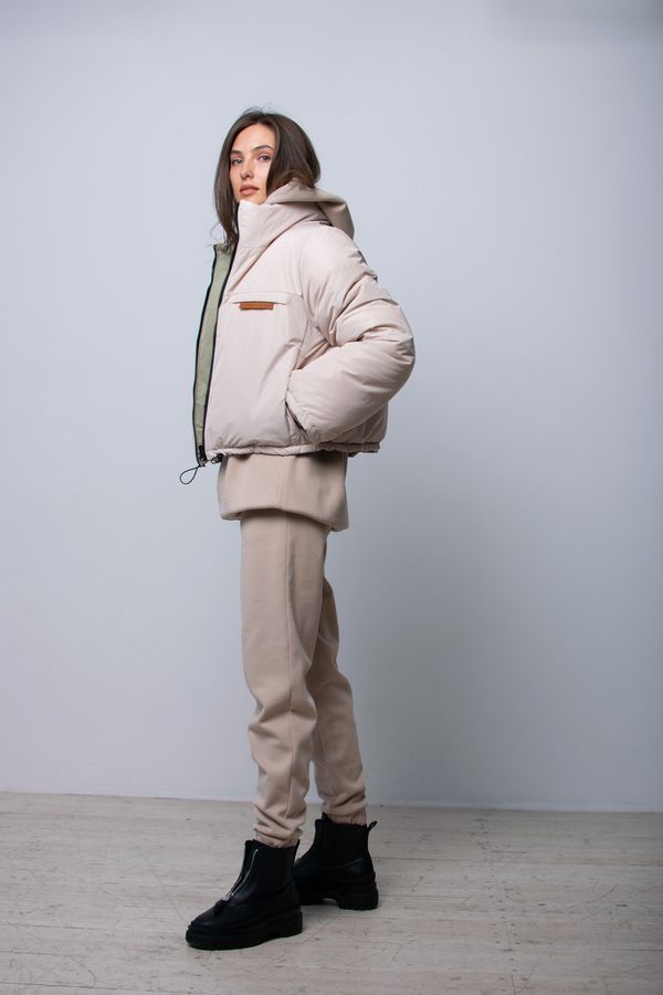 Пуховик Short двухсторонний AW016 бежевый/пыльно-зеленый - фото 2