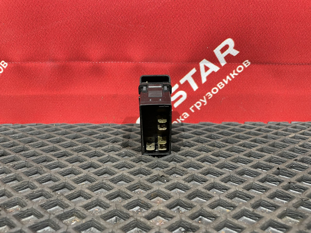 Кнопка освещения за кабиной