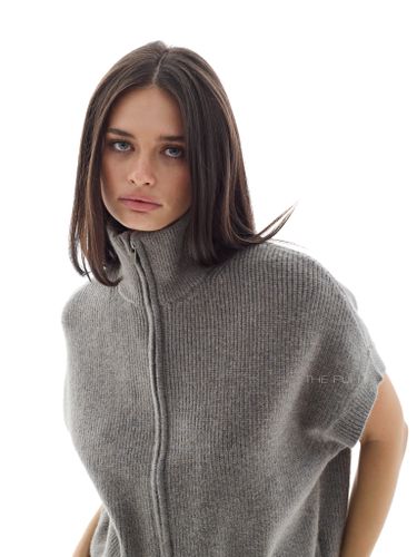 Темно-серый трикотажный костюм с жилетом