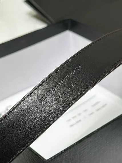 Ремень Saint Laurent с пряжкой CHARNIERE из гладкой кожи, винный