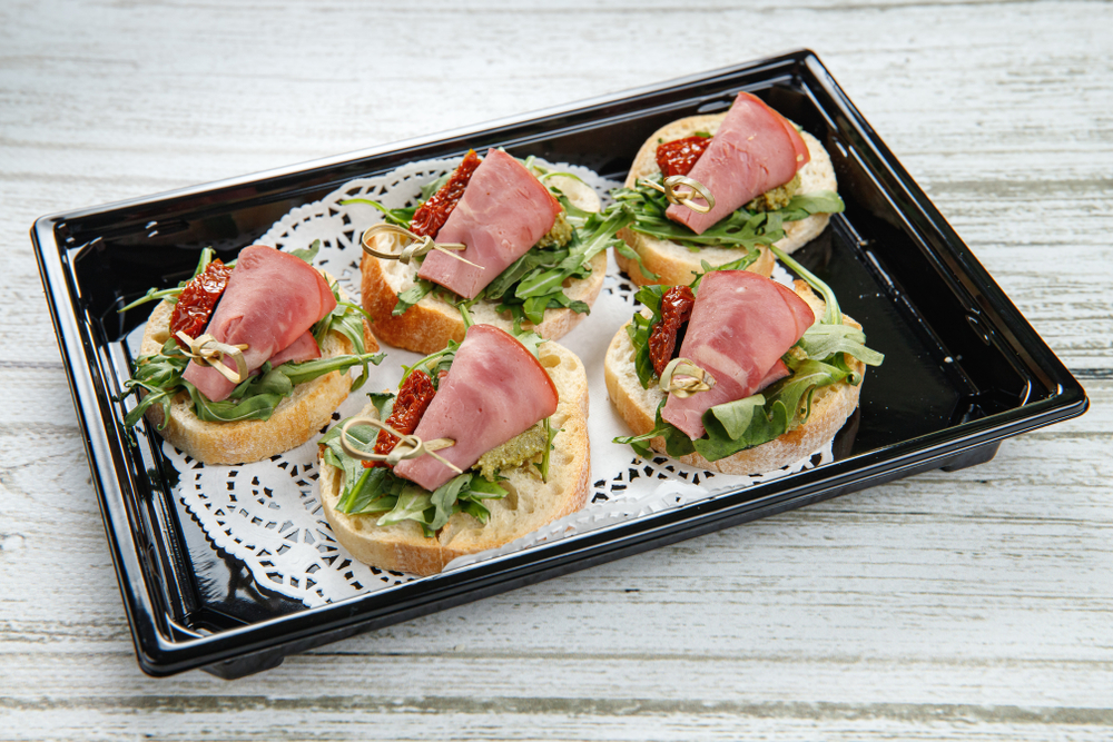 Брускетта с говядиной, вялеными томатами и рукколой