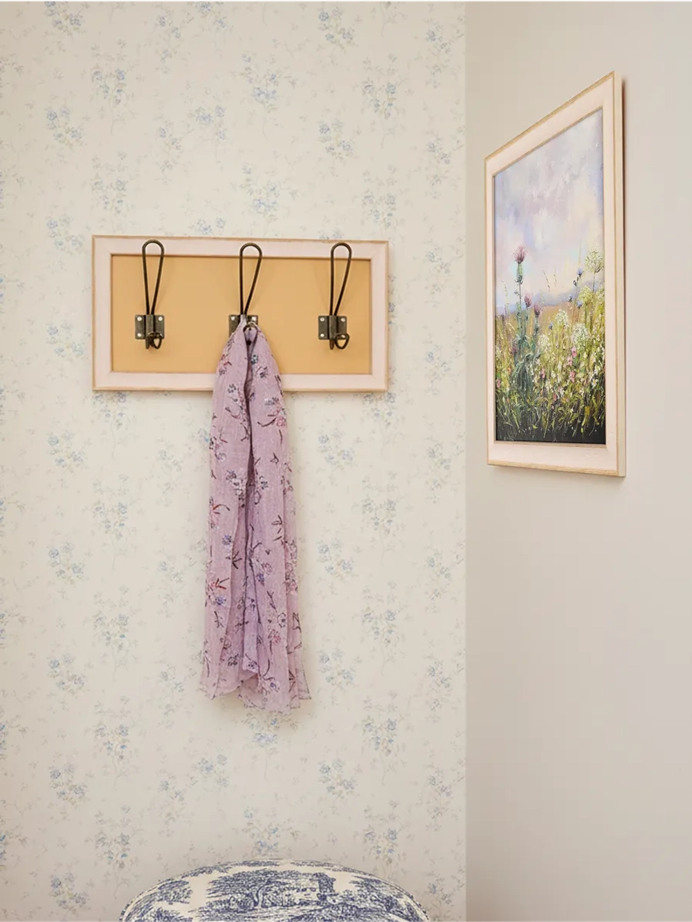Вешалка с крючками в багетной раме
