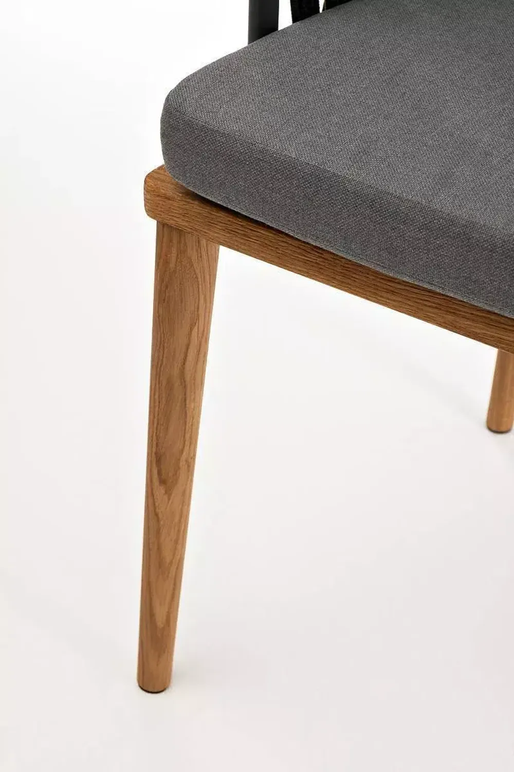 "Диего" стул плетеный из роупа, основание дуб, каркас из стали темно-серый (RAL7024) муар, роуп темно-серый круглый, ткань серая