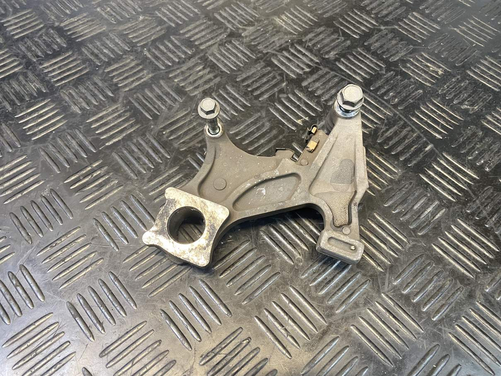 Кронштейн заднего суппорта Suzuki GSR400 (GK7DA)