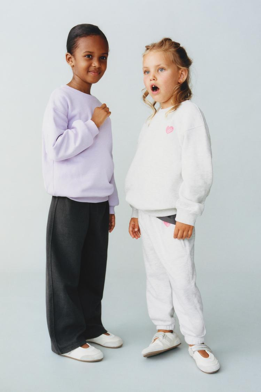 ZARA БАЗОВАЯ ТОЛСТОВКА С СЕРДЦЕМ, СЕРЫЙ МЕЛАНЖ