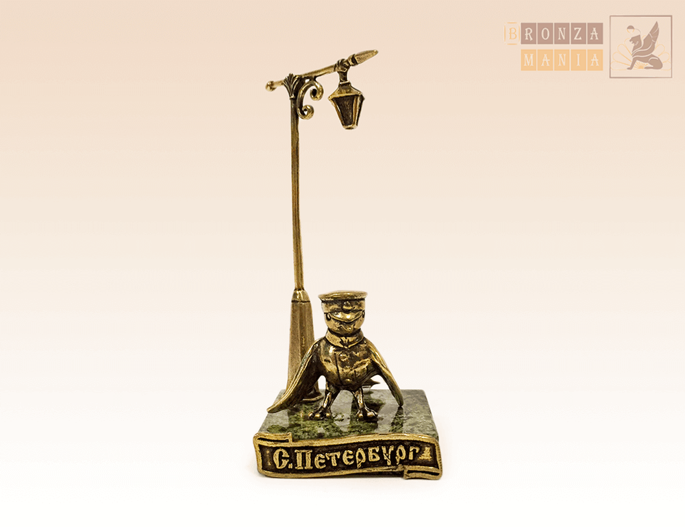 фигурка Чижик-Пыжик под питерским фонариком на змеевике