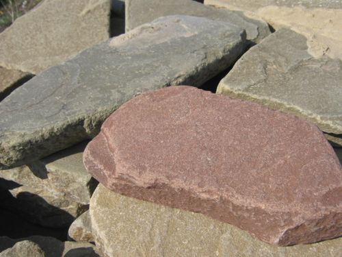 Песчаник галтованный Ручейник Терракот образцы на фоне серый