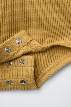 ZARA КОМПЛЕКТ ИЗ БОДИ И ЛЕГИНСОВ С КРУЖЕВОМ, ОХРА