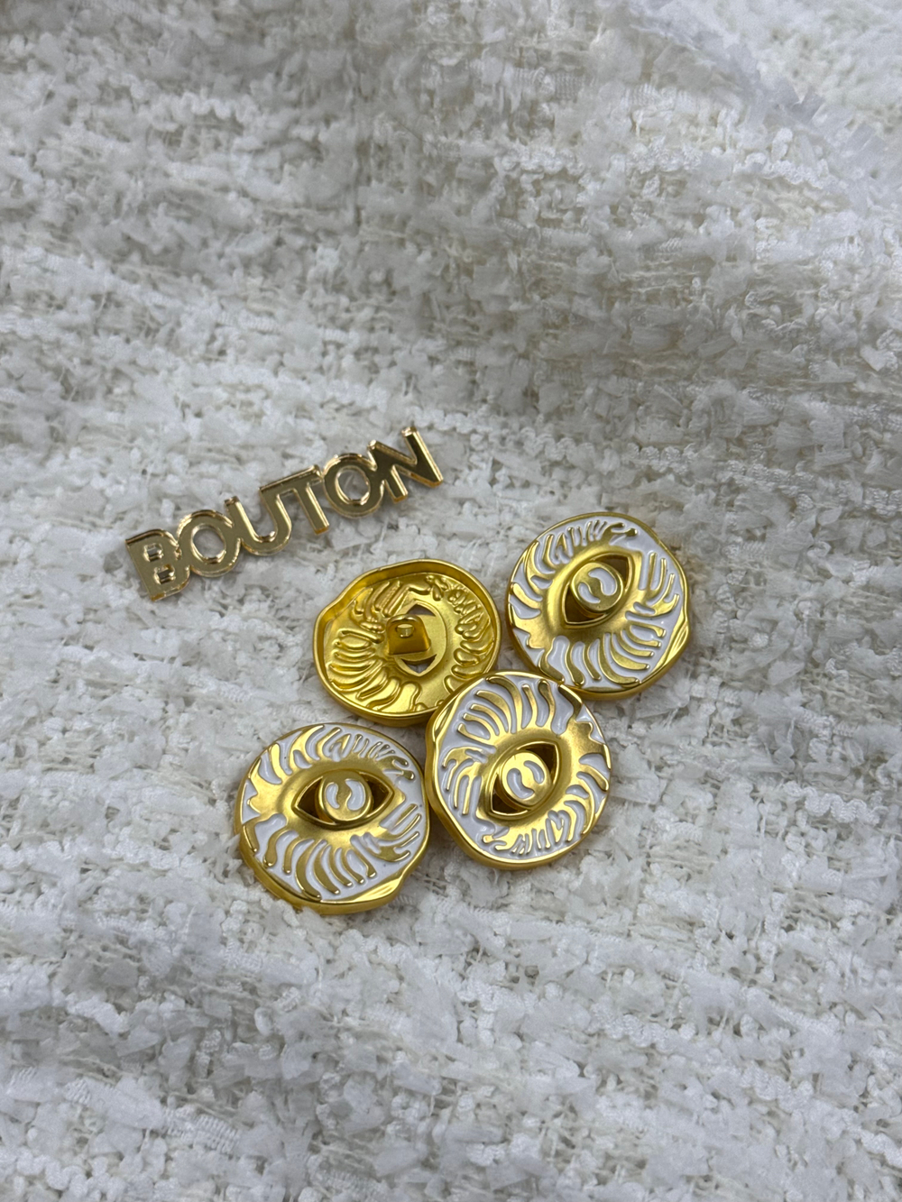 Пуговицы матовое золото "Глаза" с белой эмалью Скиап.