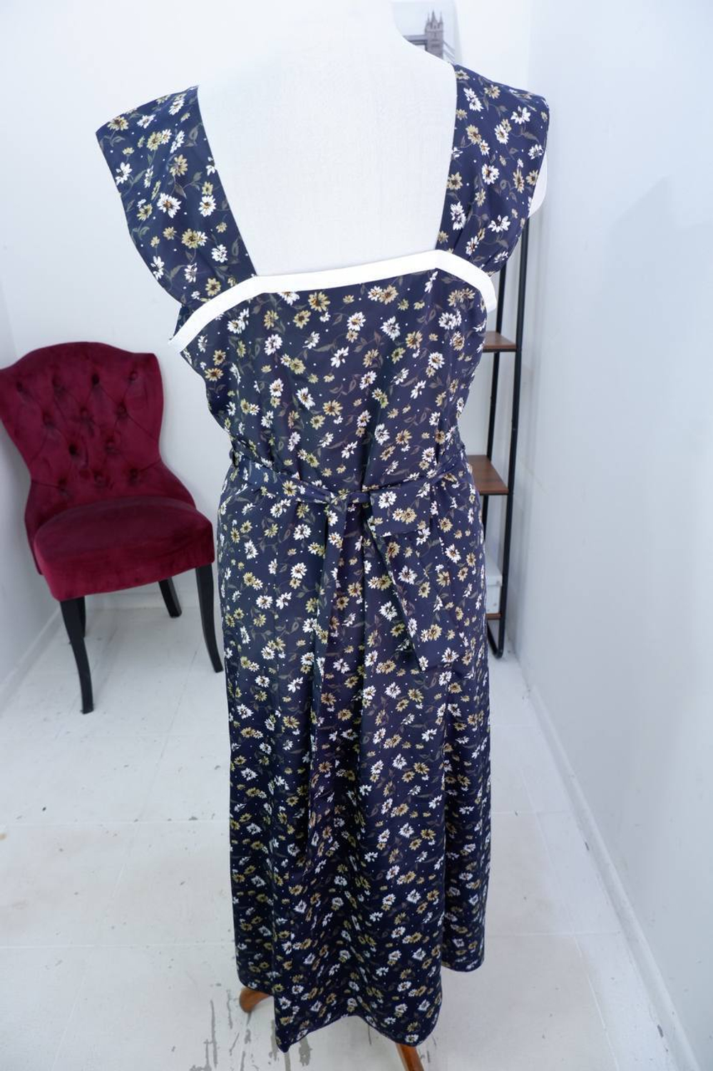 Платье обтягивающего кроя шелковое, визуально на 48 размер