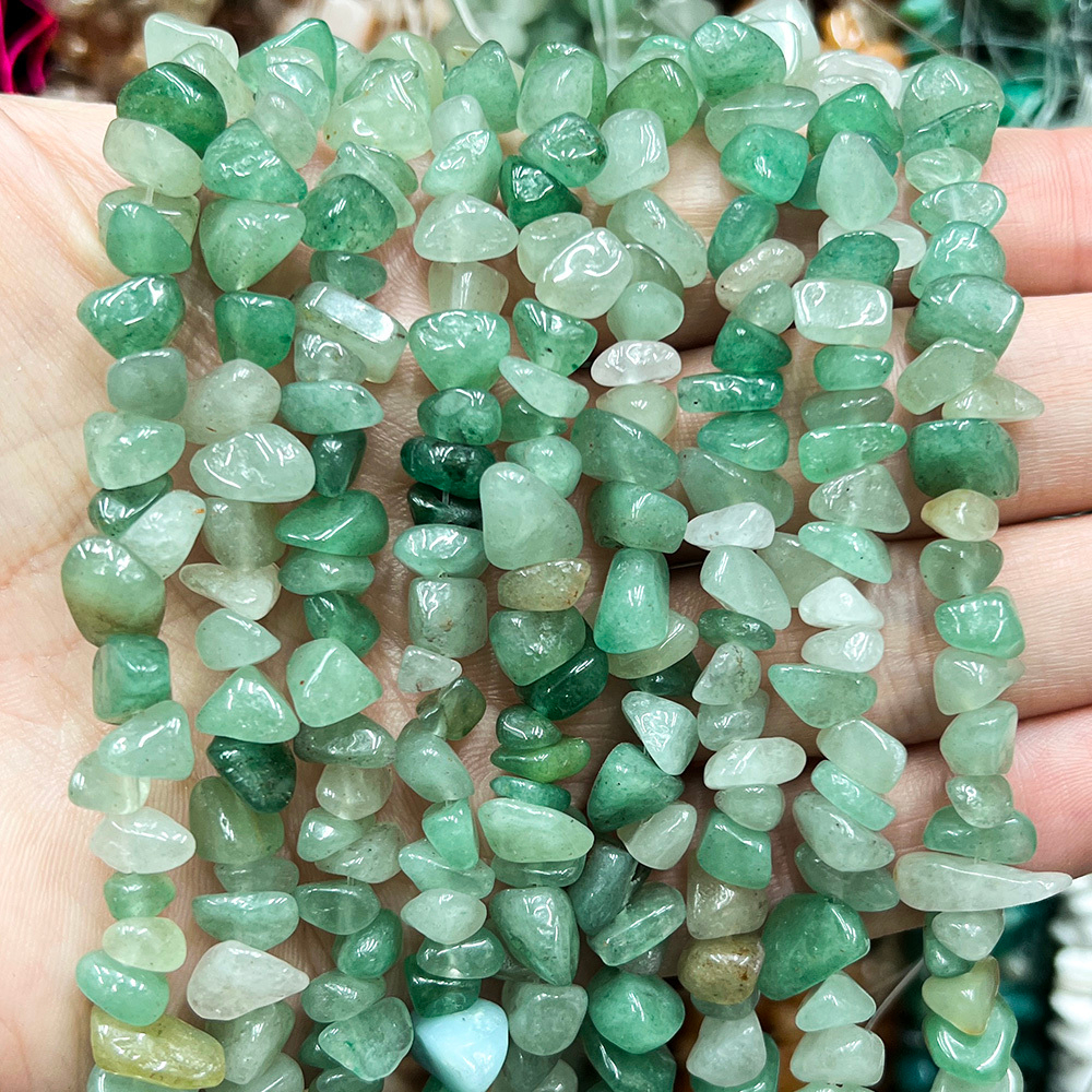 Зеленый Авантюрин натуральный, крошка 5-8 мм, на нитке 80 см