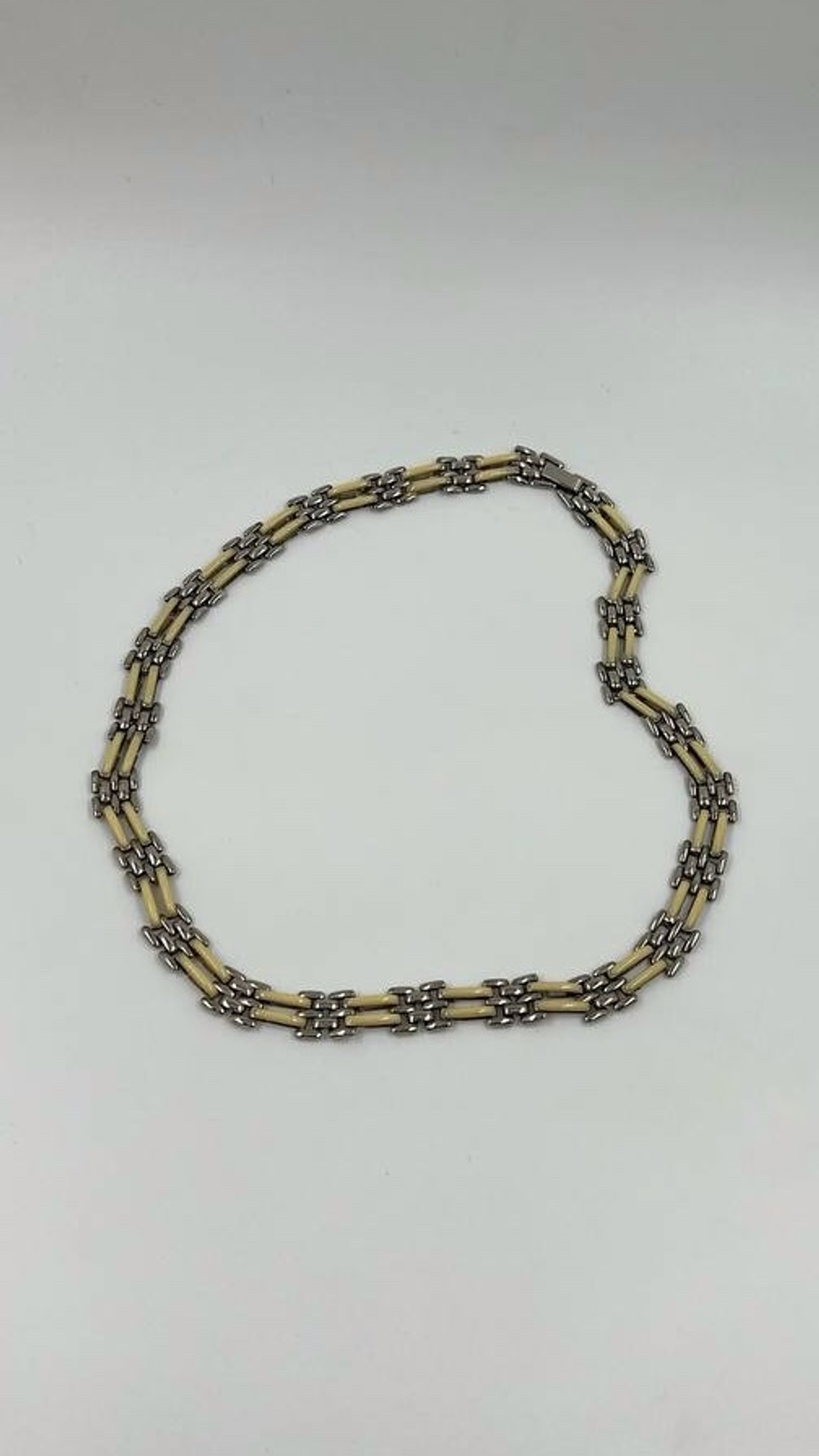 Цепь с кремовой эмалью