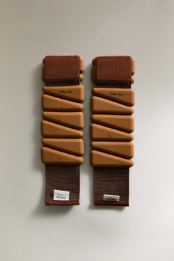 ZARA HOME НАБОР СПОРТИВНЫХ БРАСЛЕТОВ И НАПУЛЬСНИКОВ С УТЯЖЕЛИТЕЛЯМИ (2 ШТ.), КОРИЧНЕВЫЙ