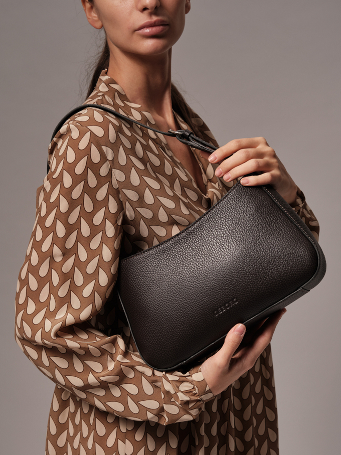 Сумка кожаная на плечо багет темно-коричневая