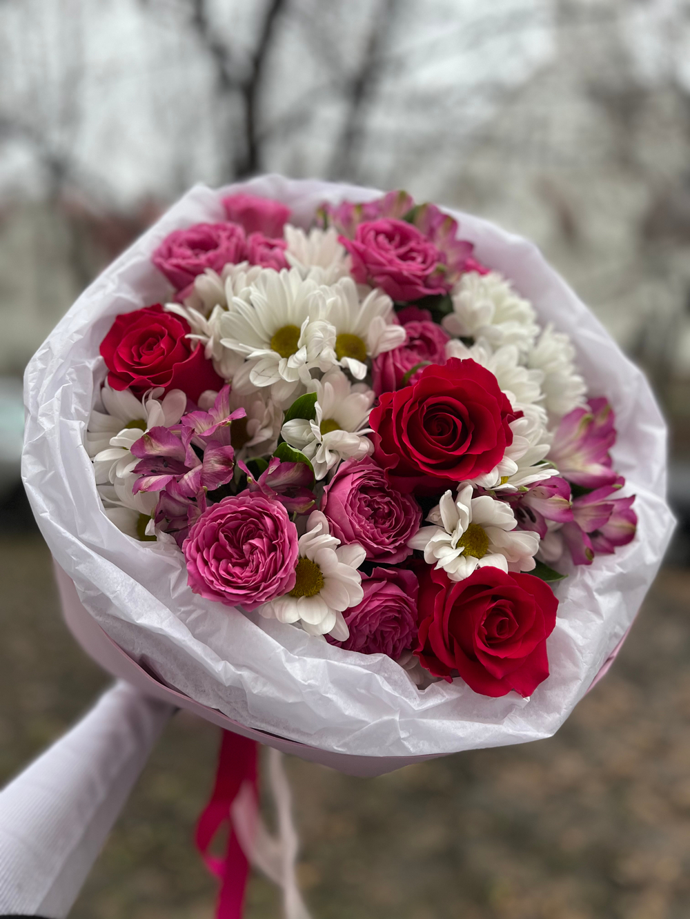 Букет с розой Готча и кустовыми розами