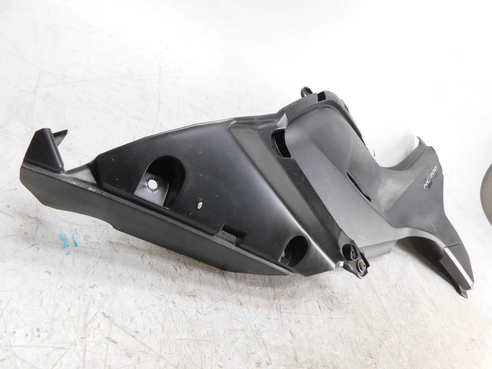 Пластик боковой левый Honda NC700X RC63 83701-MGS-D300,