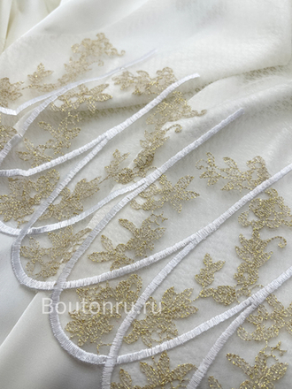 Кружево белое с вышитыми золотистыми цветами и белыми дугами 220 мм