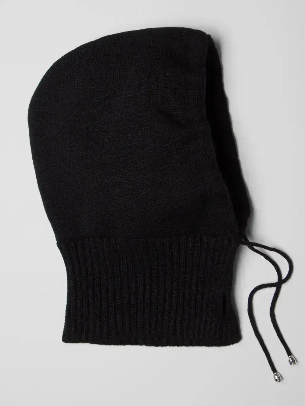 Капор женский вязаный черный
