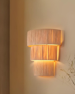 Настенное бра с многоуровневым абажуром из натуральной рафии