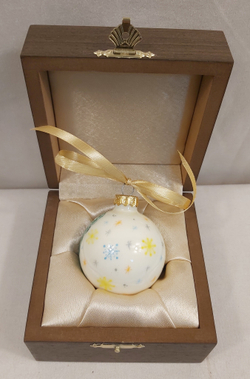 Шар новогодний с ручной росписью  Палех "Кошка в окошке"