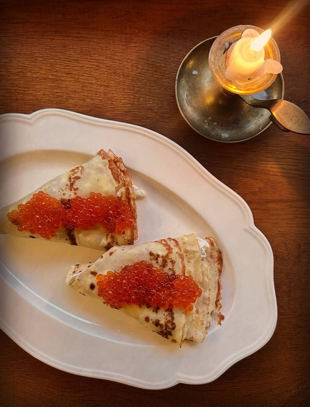 БЛИНЫ С МЯГКИМ СЫРОМ И КРАСНОЙ ИКРОЙ (180/40г)