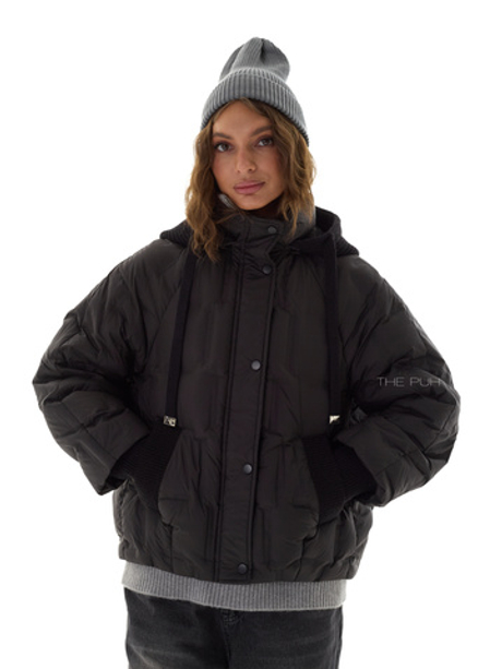 Тонкий пуховик с вязаным капюшоном в черном цвете