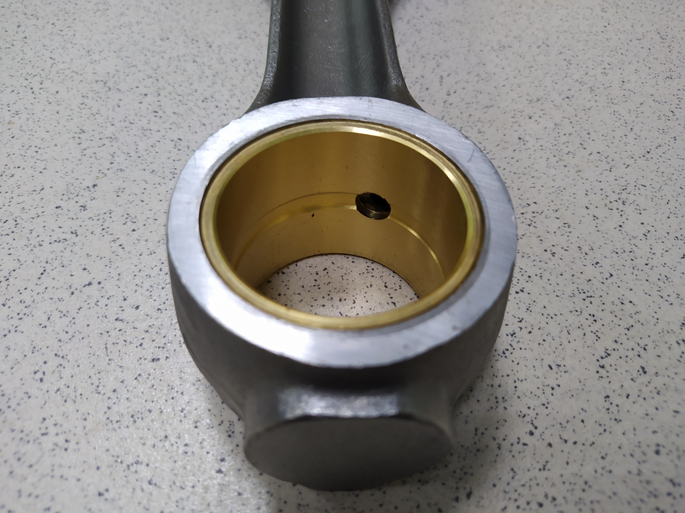 Шатун (латунная втулка) 236-1004045-Б2