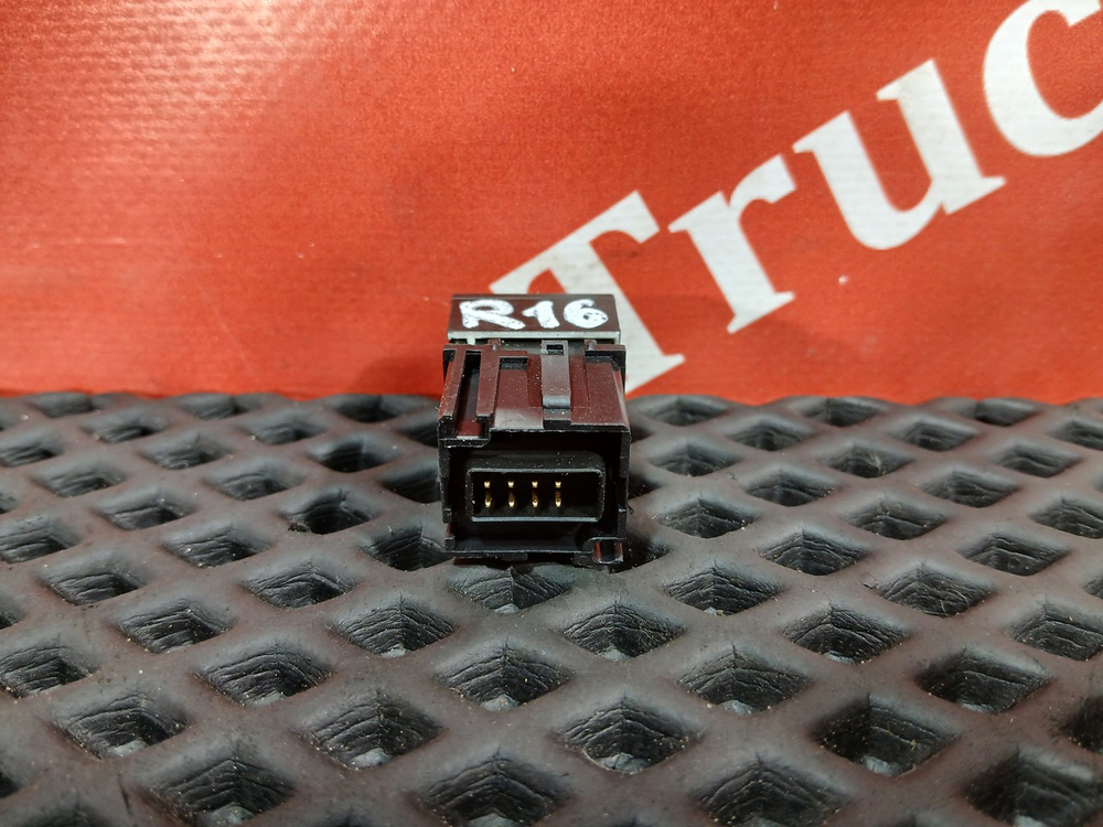 Кнопка сигнала заднего хода