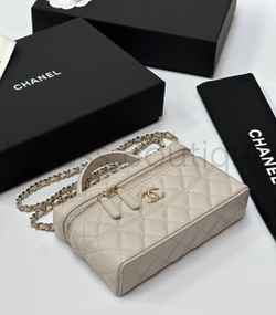 Молочная сумка Chanel прямоугольная с золотой фурнитурой