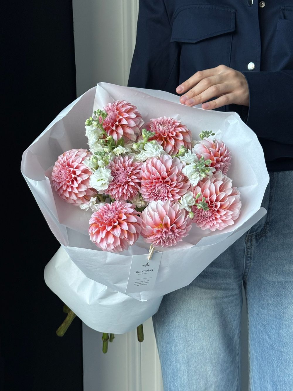 Букет из георгин в персиковом оттенке и маттиолы