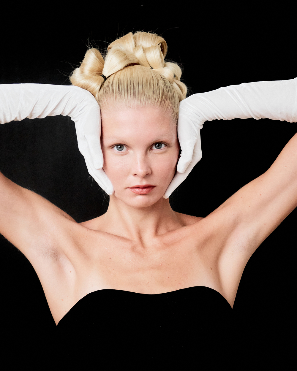 Перчатки из белого бархата до уровня локтя