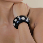 Браслет Nature Bijoux, Saint Honore, кафф из рога, с ракушками Capiz в смоле, NB26.1-13-44435 (черны