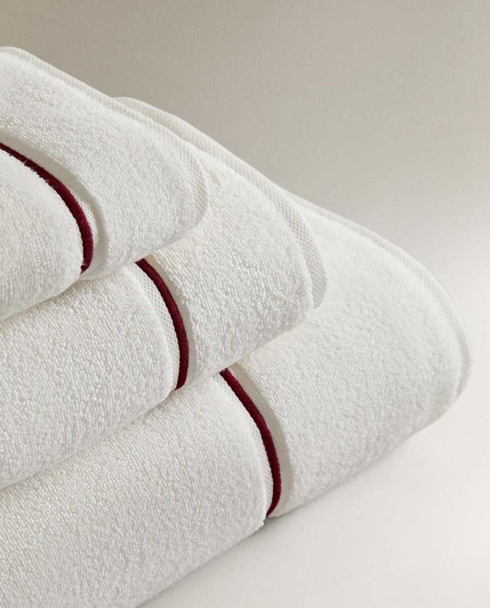 ZARA HOME БАННОЕ ПОЛОТЕНЦЕ С ВЫШИТЫМ КРАЕМ, БОРДОВЫЙ