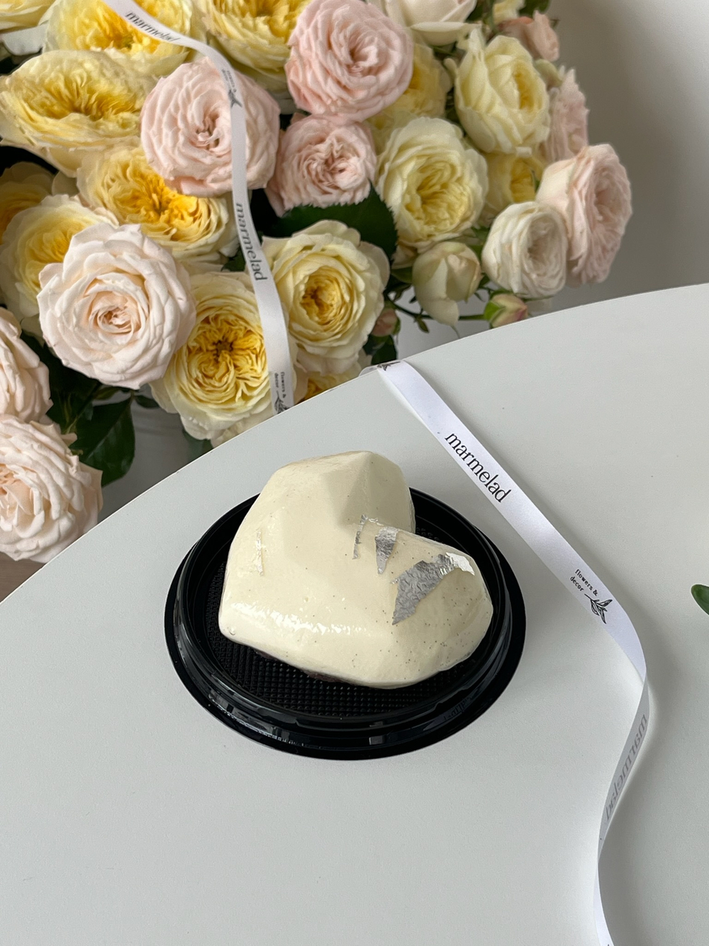 Десерт Афродита в белом цвете