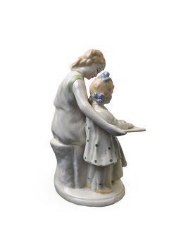 Фарфоровая статуэтка "Первая буква"