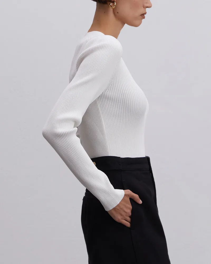 Белый лонгслив из вискозы с V-образным вырезом