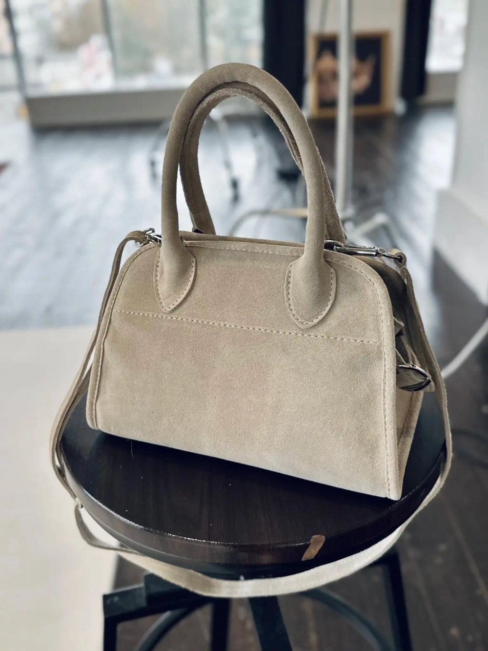 Женская сумочка из натуральной замши белого цвета