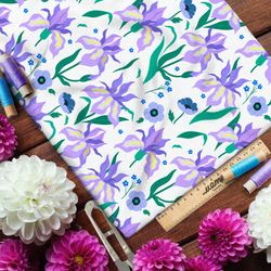 Ткань сатин бледные фиолетовые ирисы на белом фоне