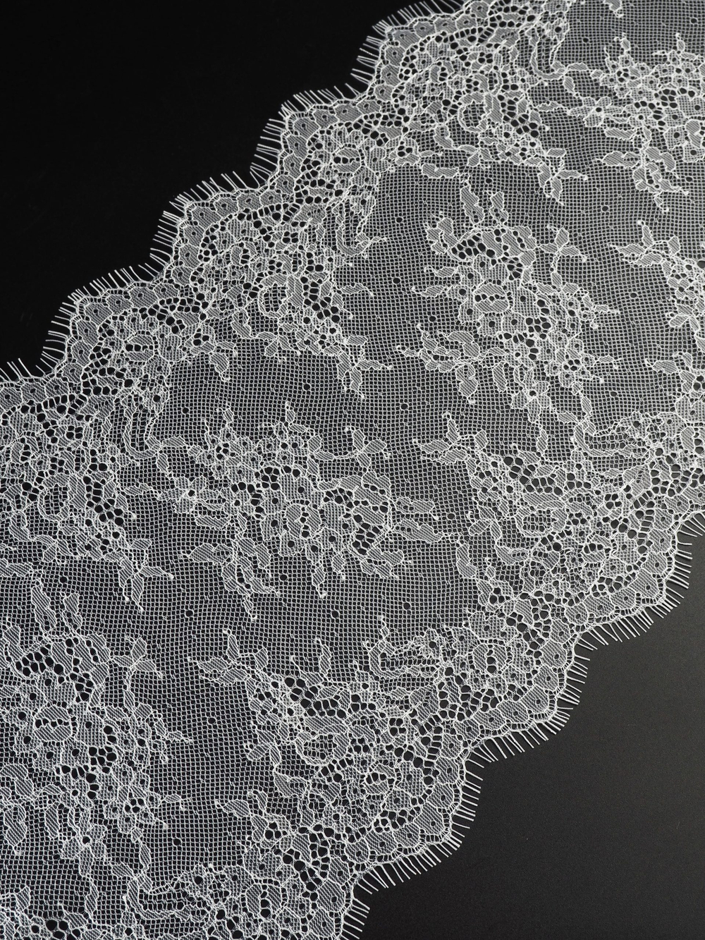 Кружево шантильи белое неэластичное ширина 22 см ОТРЕЗ 2.9 м ГРЯЗЬ