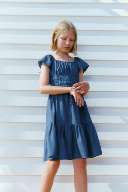 ZARA ДЖИНСОВОЕ ПЛАТЬЕ СТРУЯЩЕГОСЯ КРОЯ С ЭЛАСТИЧНОЙ ДЕТАЛЬЮ, СИНИЙ