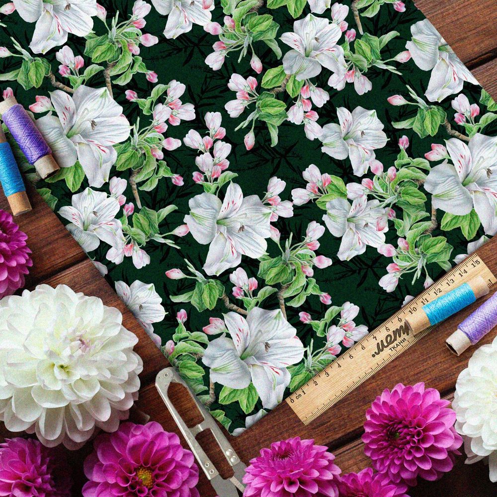 Ткань мембрана живые белые лилии на чёрном фоне