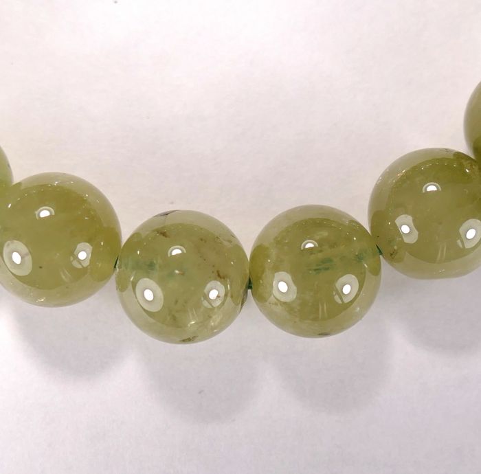 Бусина из граната зеленого (гроссуляра), класс АА, шар гладкий 10 мм
