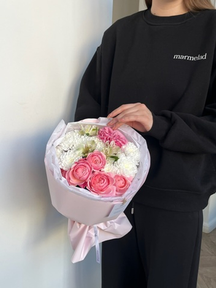 Букет из кустовых пионовидных роз, альстромерии и хризантемы