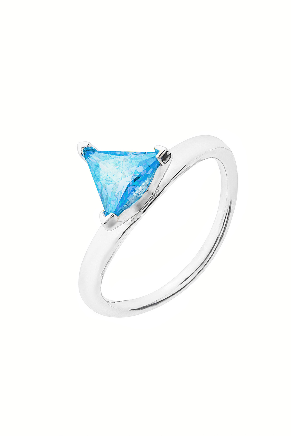 Кольцо из серебра с центральной вставкой из выращенной голубой шпинели